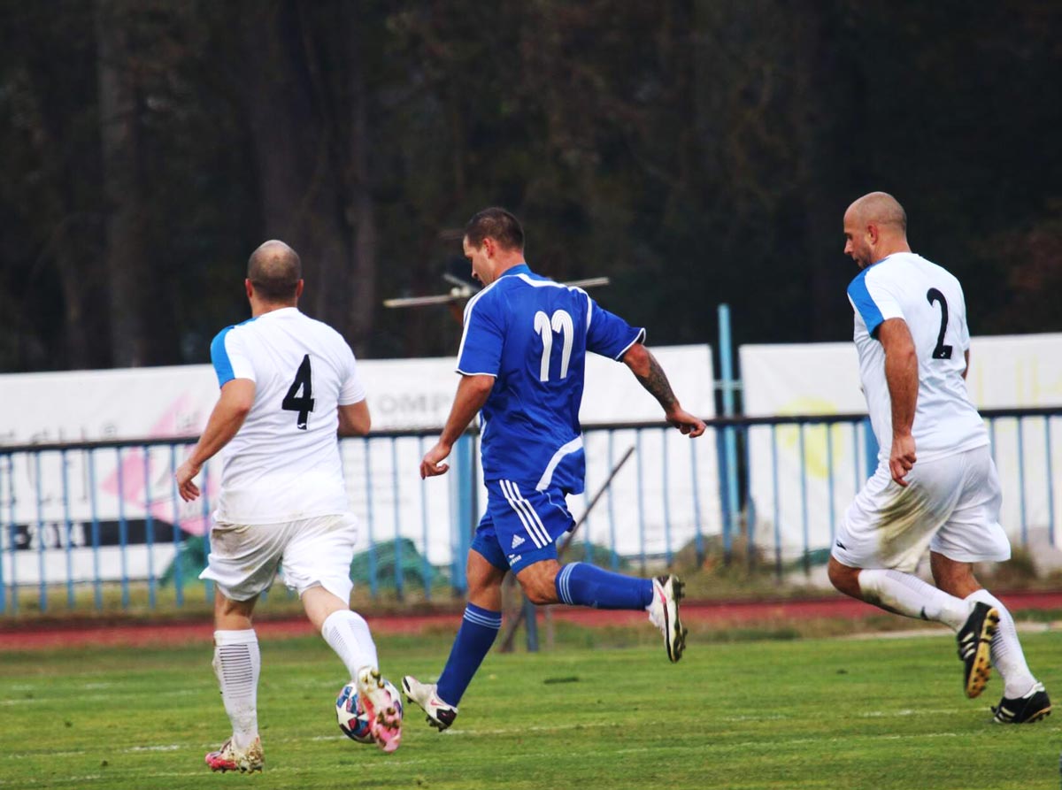Pár vteřin chybí do okamžiku, než Lukáš Hudec přelobuje brankáře a zvýší na 2:1. Náš borec s číslem 11 na zádech si vystřílel korunu podzimního krále střelců - Hudečku, gratulujeme!!!! Image