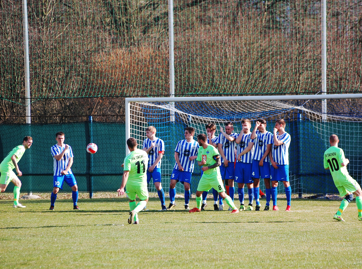 Lukáš Hudec právě z přímého kopu střílí první branku utkání, vedeme 1:0!!! Image