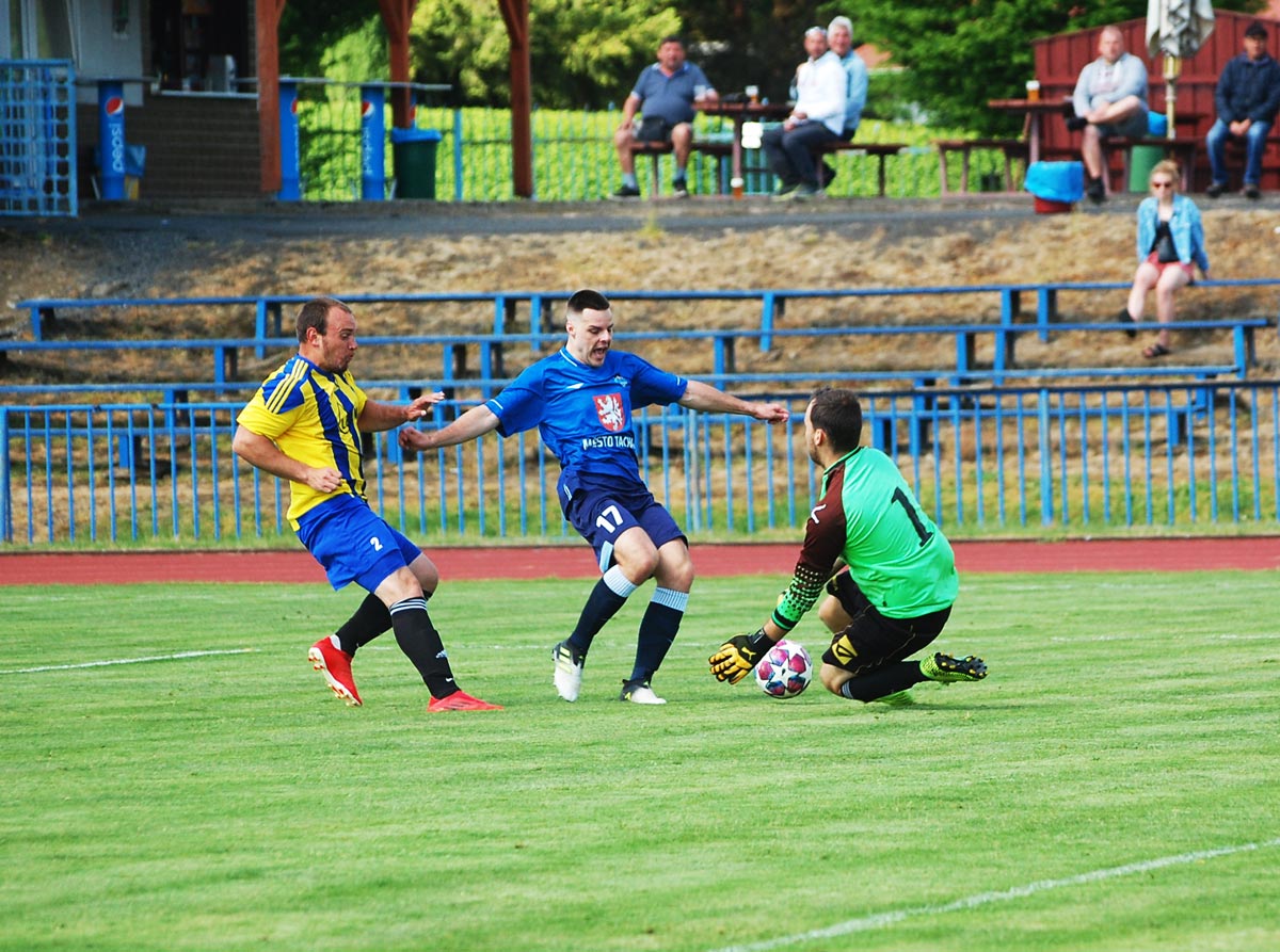 Patrik Sláma odehrál dobrý zápas - na snímku právě obchází brankáře, aby zvýšil na 2:0. Image