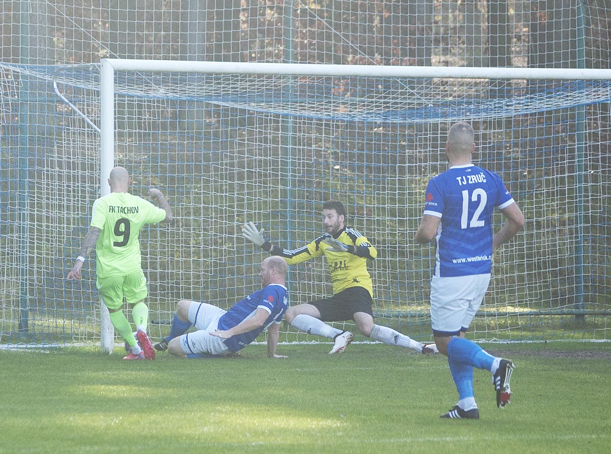 Možná rozhodující moment utkání - hned v úvodní minutě Lanfranchi zakončoval gólovou příhru Kořínka, zkušený Král však v poslední chvíli zabránil gólu. Image